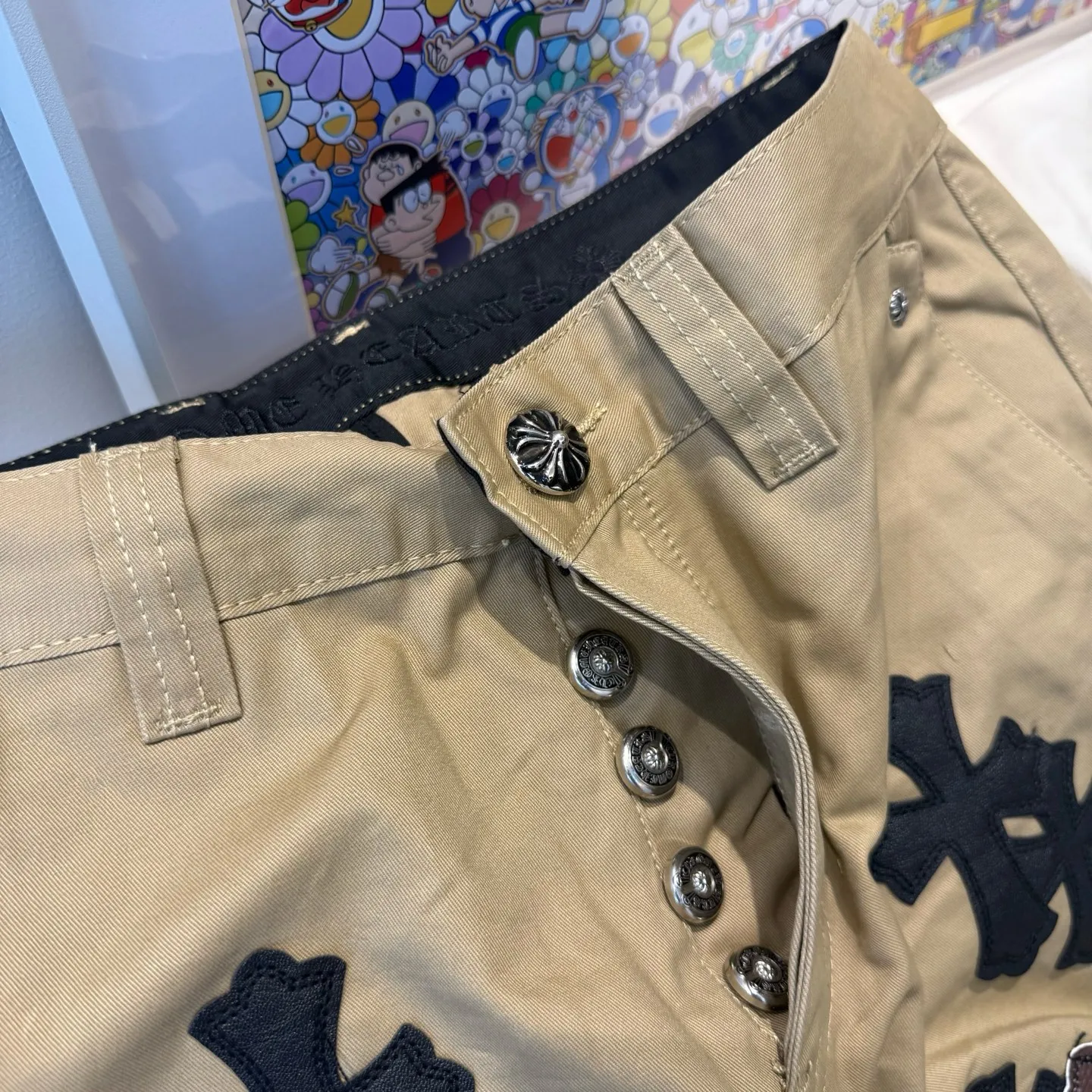 P280 Style number: D310 🔥Chrome Hearts khaki patch leather jeans Size: s-XXL (28 30 32 34 36) Color: Khaki Size reference 28 pants length 100 waist 72 30 pants length 101 waist 76 32 pants length 103 waist 80 34 pants length 104 waist 84 36 pants length 106 waist 88